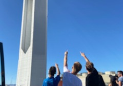 Chłopcy patrzą na wieżę w elektrowni słonecznej